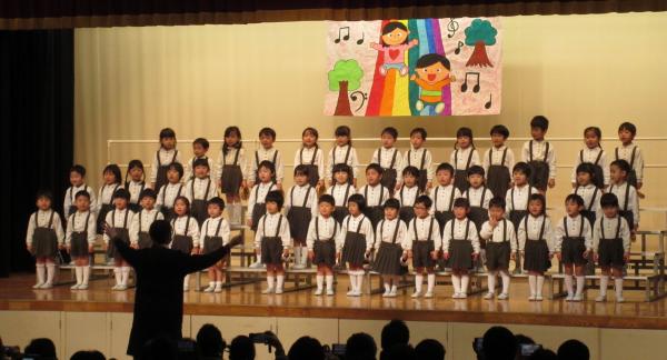 年少組　合唱「公園にいきましょう」合奏「おもちゃのチャチャチャ」